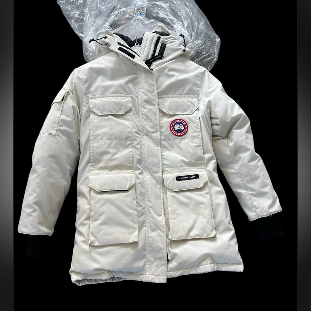 Canada Goose Cream Jacket fur trim hood. Zips off 
XS. (Runs big)
Long
WARM